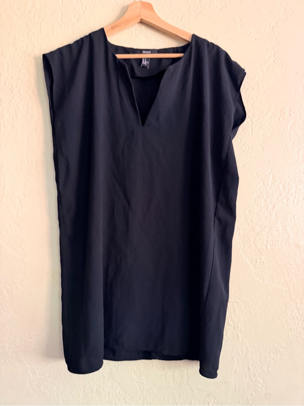 Forever 21 Woman’s Black Sleeveless V Neck Midi Shift Dress, Size: M